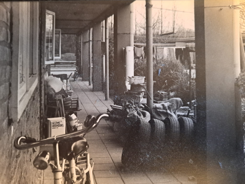 Foto galerij Molukse wijk Hatert, Nijmegen; 1984; papier; collectie Stichting Hubungan Hatert Nijmegen